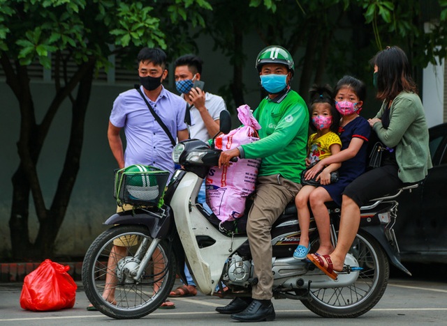  Người dân lỉnh kỉnh đồ đạc ùn ùn trở lại Thủ đô Hà Nội sau kì nghỉ lễ  - Ảnh 10.