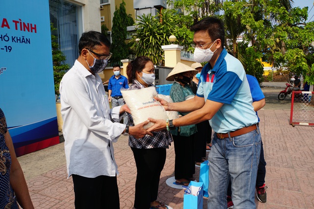 “Ngân hàng gạo nghĩa tình” của VietinBank đến với người nghèo TP. HCM - Ảnh 2.