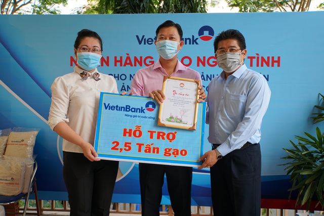 “Ngân hàng gạo nghĩa tình” của VietinBank đến với người nghèo TP. HCM - Ảnh 1.