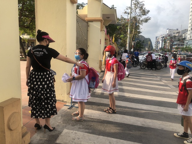 Học sinh Quảng Ninh trở lại trường sau đợt nghỉ dịch COVID-19 - Ảnh 10.