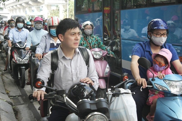 Hà Nội, TP.HCM: Hàng nghìn người “chôn chân” trong nắng nóng vì ùn tắc nghiêm trọng - Ảnh 2.