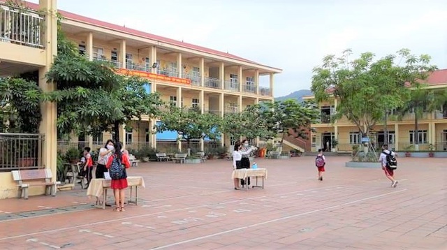 Học sinh Quảng Ninh trở lại trường sau đợt nghỉ dịch COVID-19 - Ảnh 6.