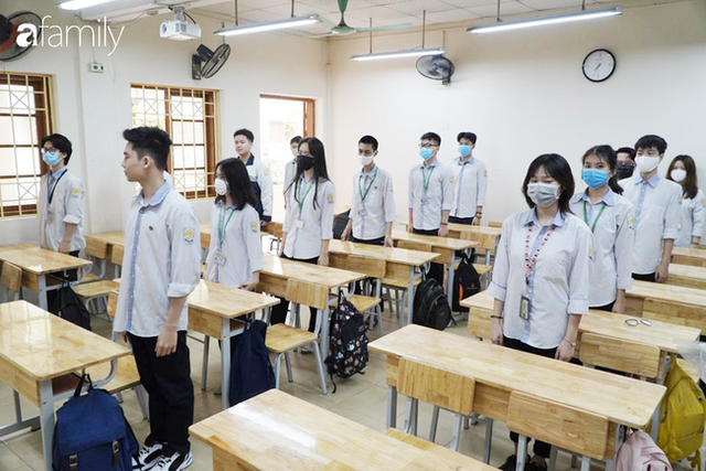 Giờ chào cờ đầu tiên sau kỳ nghỉ dịch: Không khí vô cùng đặc biệt, nghiêm trang và khoảng cách an toàn vẫn được đảm bảo - Ảnh 2. Giờ chào cờ đầu tiên sau kỳ nghỉ dịch: Không khí vô cùng đặc biệt, nghiêm trang và khoảng cách an toàn vẫn được đảm bảo - Ảnh 2.