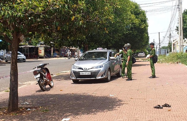 Giành khách trước cổng bệnh viện, tài xế taxi đâm chết đồng nghiệp - Ảnh 1.