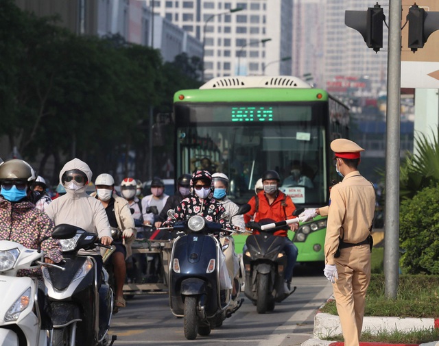 Dù xe buýt hoạt động trở lại nhưng đường phố Hà Nội vẫn ùn tắc từ sáng đến tối - Ảnh 2.