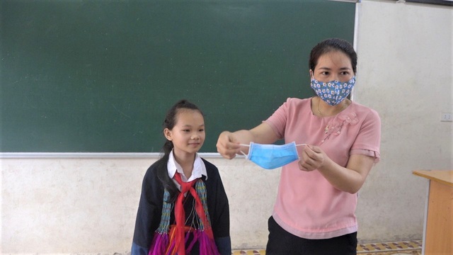 Học sinh Quảng Ninh trở lại trường sau đợt nghỉ dịch COVID-19 - Ảnh 8.