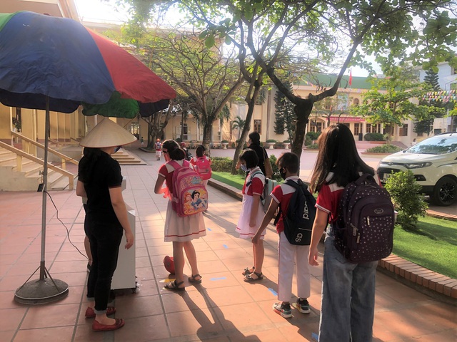 Học sinh Quảng Ninh trở lại trường sau đợt nghỉ dịch COVID-19 - Ảnh 7.