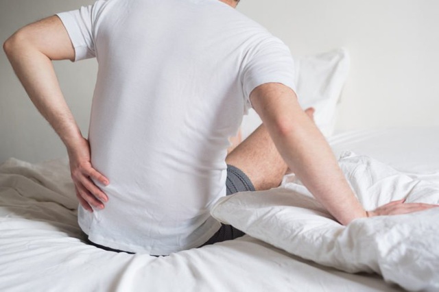 Đau lưng đi kèm 8 dấu hiệu này cơ thể bạn đang gặp nguy, cần đi khám càng sớm càng tốt - Ảnh 2.