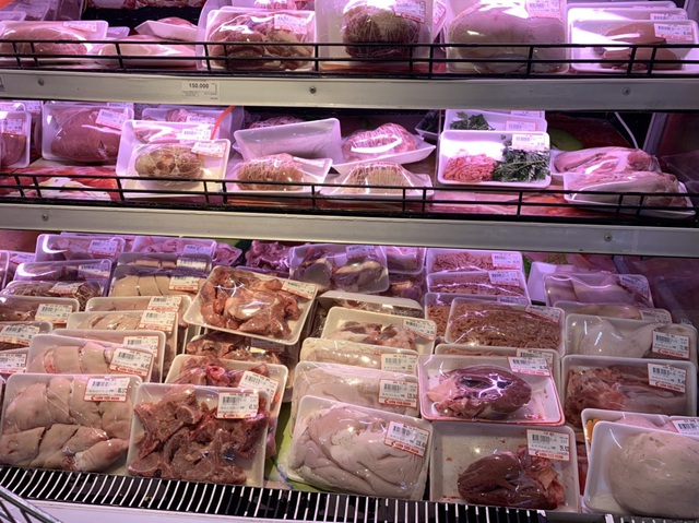 Giá thịt lợn trong nước cao, người nội trợ chuyển hướng dùng hàng ngoại nhập - Ảnh 1.