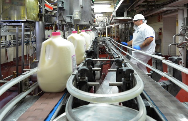 Nhà máy sữa tại Mỹ của Vinamilk ủng hộ 23 ngàn lít sữa cho người dân khó khăn trong đại dịch tại Mỹ - Ảnh 7.