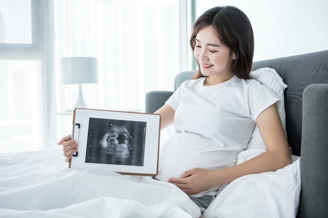 Thêm một xét nghiệm giúp mẹ an tâm hơn khi sinh con muộn - Ảnh 1.