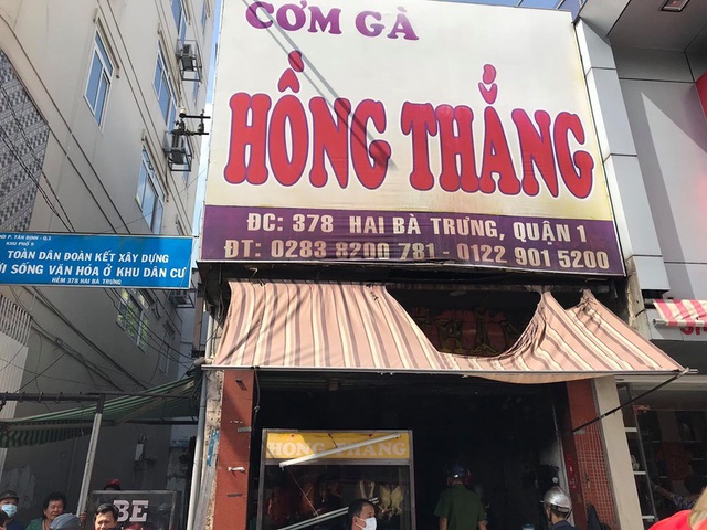 Cháy quán cơm giữa trung tâm Sài Gòn, 4 người bị bỏng - Ảnh 2.