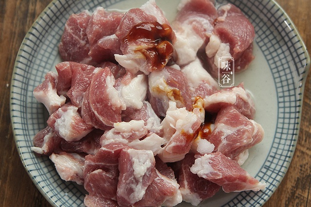 Thêm cách nấu thịt lợn thơm ngon, đẹp mắt, ăn hoài không ngán - Ảnh 3.