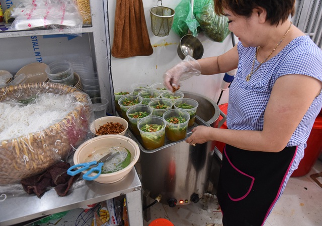 Hà Nội nắng nóng nhất từ đầu hè, shipper xếp hàng dài mua đồ ăn cho khách - Ảnh 6.