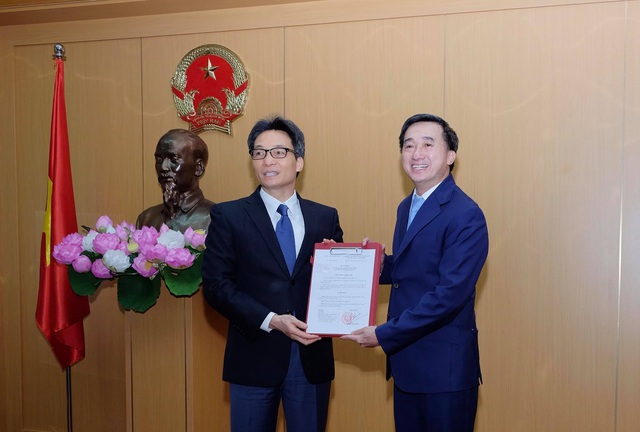 Phó Thủ tướng Vũ Đức Đam trao Quyết định bổ nhiệm ông Trần Văn Thuấn làm Thứ trưởng Bộ Y tế - Ảnh 1.