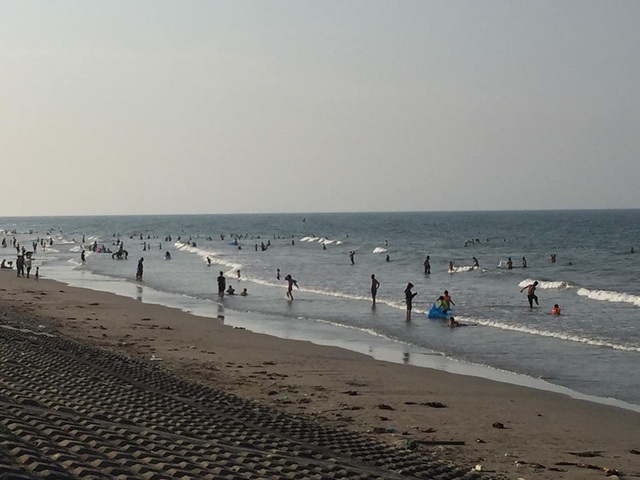 Nắng nóng gay gắt, người dân Hà Tĩnh đổ xô ra biển giải nhiệt - Ảnh 12.