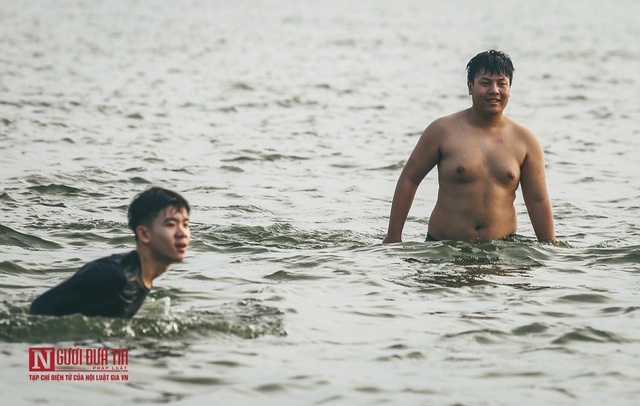 Hà Nội: Bất chấp nguy hiểm, người dân đổ ra hồ Tây, sông Hồng giải nhiệt” - Ảnh 11.
