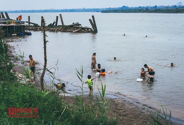 Hà Nội: Bất chấp nguy hiểm, người dân đổ ra hồ Tây, sông Hồng giải nhiệt” - Ảnh 12.