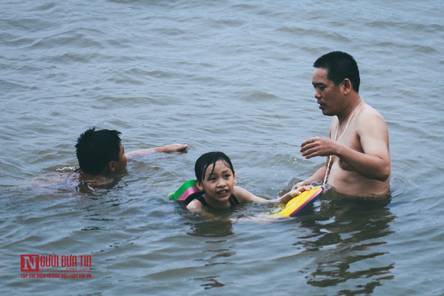 Hà Nội: Bất chấp nguy hiểm, người dân đổ ra hồ Tây, sông Hồng giải nhiệt” - Ảnh 13.