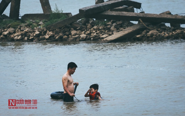 Hà Nội: Bất chấp nguy hiểm, người dân đổ ra hồ Tây, sông Hồng giải nhiệt” - Ảnh 15.