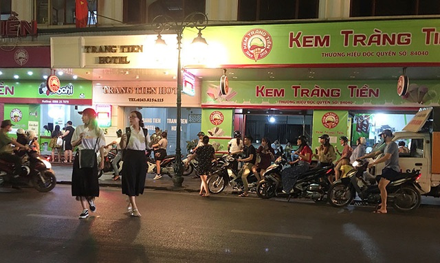 Hà Nội lâu rồi mới thấy, chen chân đứng ăn kem, ngồi kín vỉa hè trà chanh - Ảnh 7.