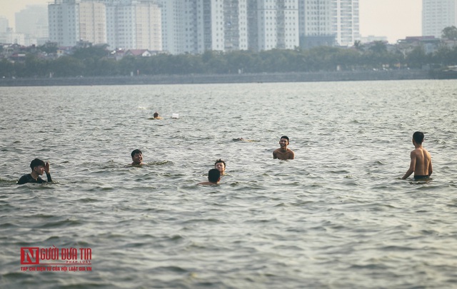 Hà Nội: Bất chấp nguy hiểm, người dân đổ ra hồ Tây, sông Hồng giải nhiệt” - Ảnh 10.