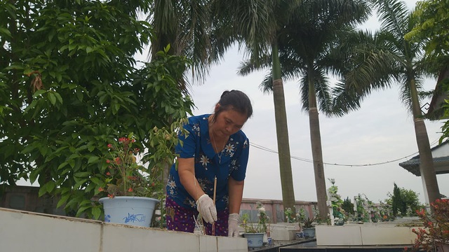 Gạt bỏ mọi đàm tiếu ác ý, người phụ nữ ở Hà Nội vẫn nhặt hàng vạn xác thai nhi về chôn ở ruộng nhà mình - Ảnh 2.