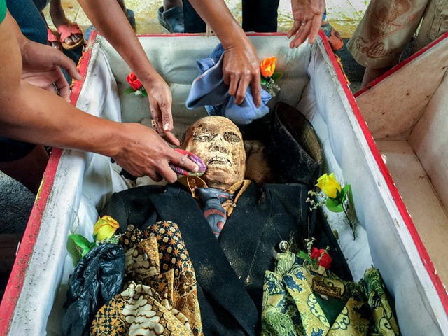 Sống chung và vệ sinh thi thể người chết: Việc làm nghe rùng rợn nhưng là văn hóa người Toraja cùng những lễ tang đắt đỏ thể hiện sự giàu sang - Ảnh 1. Sống chung và vệ sinh thi thể người chết: Việc làm nghe rùng rợn nhưng là văn hóa người Toraja cùng những lễ tang đắt đỏ thể hiện sự giàu sang - Ảnh 1.