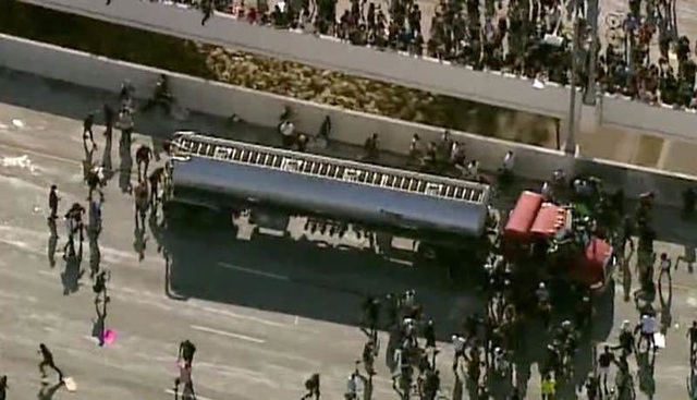Kinh hãi cảnh xe bồn lao vun vút vào đám đông biểu tình ở Mỹ - Ảnh 2.