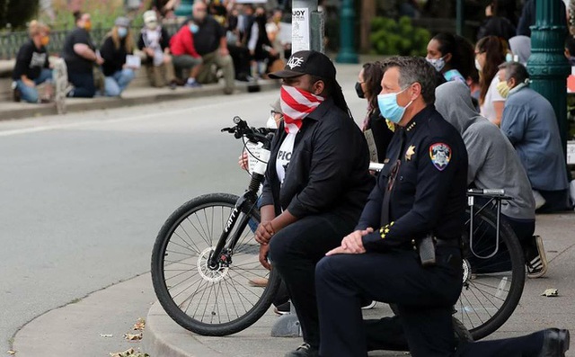 Cảnh sát Mỹ quỳ gối cùng người biểu tình - Ảnh 2.