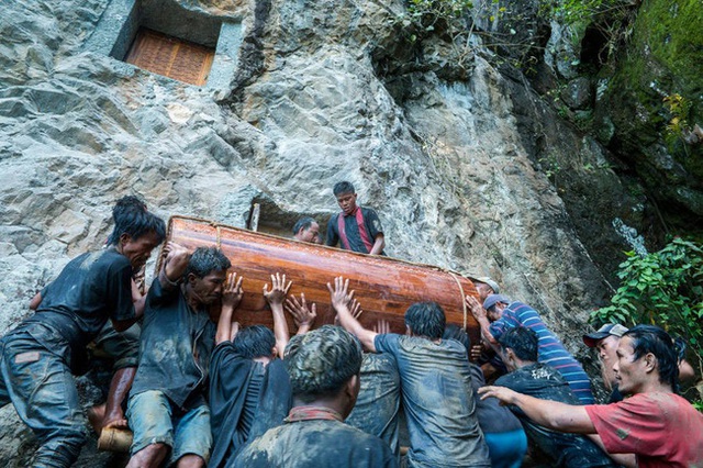 Sống chung và vệ sinh thi thể người chết: Việc làm nghe rùng rợn nhưng là văn hóa người Toraja cùng những lễ tang đắt đỏ thể hiện sự giàu sang - Ảnh 3. Sống chung và vệ sinh thi thể người chết: Việc làm nghe rùng rợn nhưng là văn hóa người Toraja cùng những lễ tang đắt đỏ thể hiện sự giàu sang - Ảnh 3.