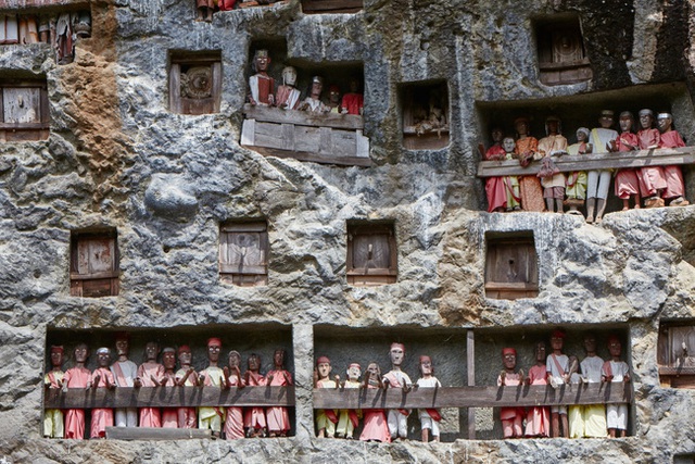 Sống chung và vệ sinh thi thể người chết: Việc làm nghe rùng rợn nhưng là văn hóa người Toraja cùng những lễ tang đắt đỏ thể hiện sự giàu sang - Ảnh 4. Sống chung và vệ sinh thi thể người chết: Việc làm nghe rùng rợn nhưng là văn hóa người Toraja cùng những lễ tang đắt đỏ thể hiện sự giàu sang - Ảnh 4.