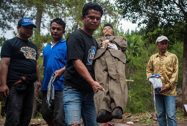 Sống chung và vệ sinh thi thể người chết: Việc làm nghe rùng rợn nhưng là văn hóa người Toraja cùng những lễ tang đắt đỏ thể hiện sự giàu sang - Ảnh 7.