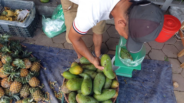 Điểm danh trái cây siêu rẻ bán ngập vỉa hè nhưng không rõ xuất xứ, chất lượng - Ảnh 3.