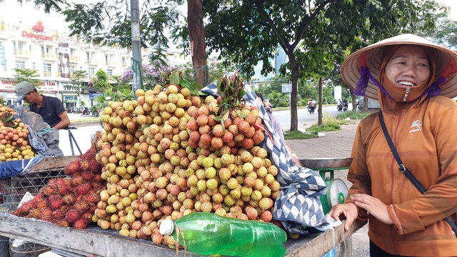 Điểm danh trái cây siêu rẻ bán ngập vỉa hè nhưng không rõ xuất xứ, chất lượng - Ảnh 2.