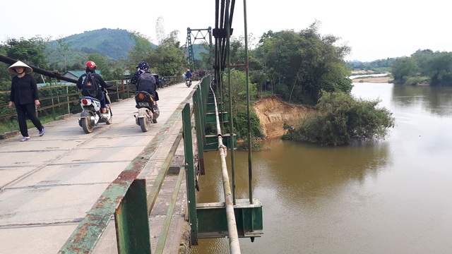 Đức Thọ (Hà Tĩnh): Người dân bất an phải sống dưới chân cầu treo sạt lở nghiêm trọng - Ảnh 2.