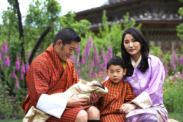 Hoàng tử Bhutan ra đồng làm ruộng, không được sinh nhật tới 20 tuổi - Ảnh 1.