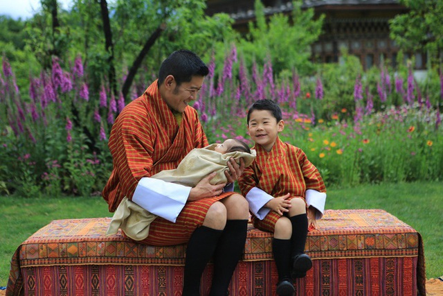 Hoàng tử Bhutan ra đồng làm ruộng, không được sinh nhật tới 20 tuổi - Ảnh 2.
