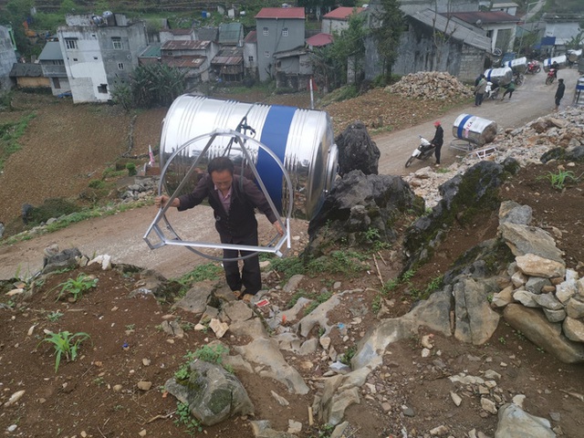 Hình ảnh phụ nữ Hà Giang gánh bồn nước 1.200 lít vượt bao đèo dốc về nhà khiến CĐM trầm trồ xen lẫn thắc mắc - Ảnh 11.