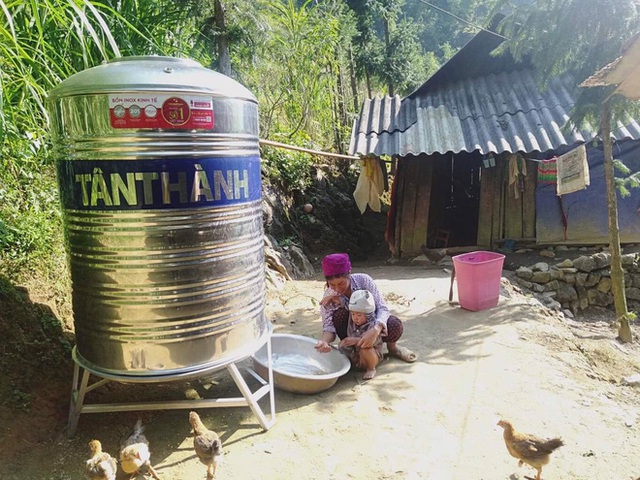 Hình ảnh phụ nữ Hà Giang gánh bồn nước 1.200 lít vượt bao đèo dốc về nhà khiến CĐM trầm trồ xen lẫn thắc mắc - Ảnh 3.