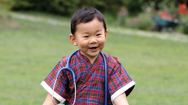 Hoàng tử Bhutan ra đồng làm ruộng, không được sinh nhật tới 20 tuổi - Ảnh 3.