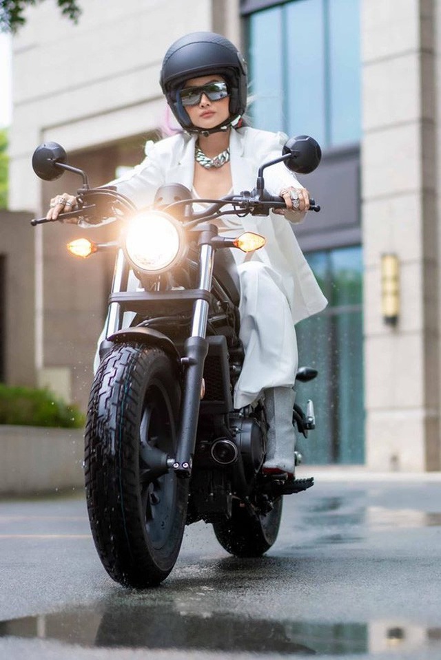  Hoa hậu H’Hen Niê mua mô tô luyện lái để đóng phim  - Ảnh 3.