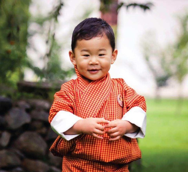 Hoàng tử Bhutan ra đồng làm ruộng, không được sinh nhật tới 20 tuổi - Ảnh 6.