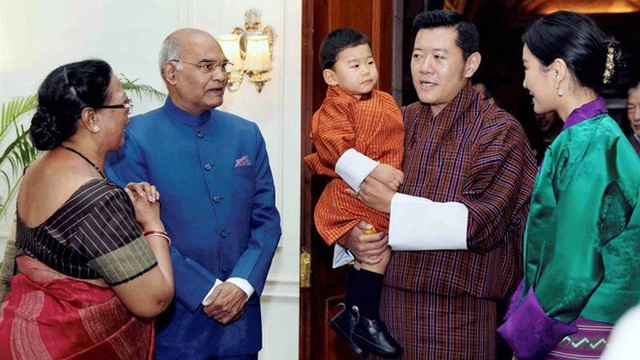 Hoàng tử Bhutan ra đồng làm ruộng, không được sinh nhật tới 20 tuổi - Ảnh 7.
