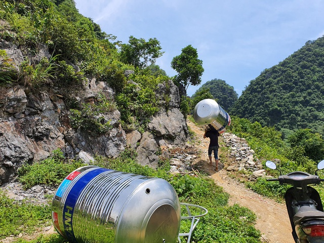 Hình ảnh phụ nữ Hà Giang gánh bồn nước 1.200 lít vượt bao đèo dốc về nhà khiến CĐM trầm trồ xen lẫn thắc mắc - Ảnh 8.