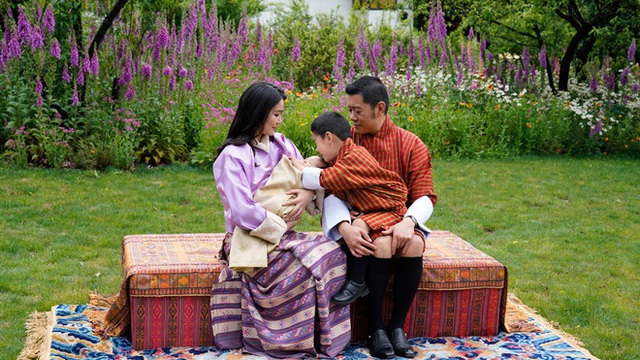 Hoàng tử Bhutan ra đồng làm ruộng, không được sinh nhật tới 20 tuổi - Ảnh 8.