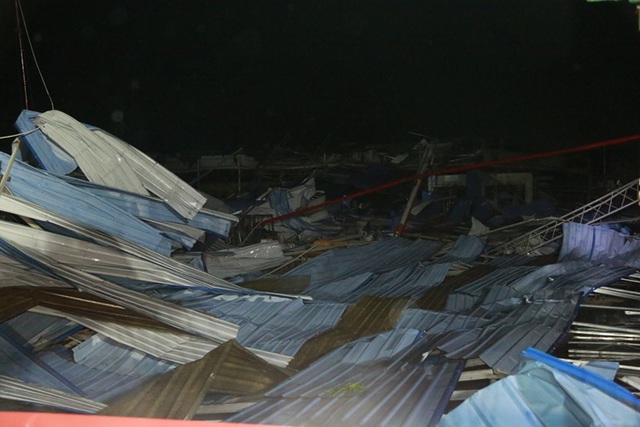 Khoảnh khắc lốc xoáy làm sập nhà xưởng ở Vĩnh Phúc khiến 3 người tử vong, 18 người bị thương - Ảnh 3.