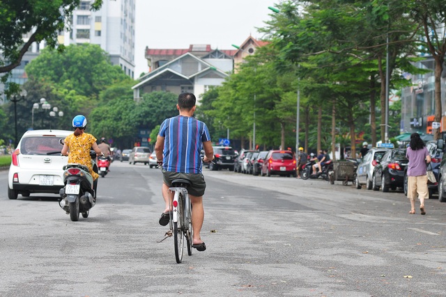 Chùm ảnh người Hà Nội trong buổi sáng mát mẻ hiếm hoi - Ảnh 9.