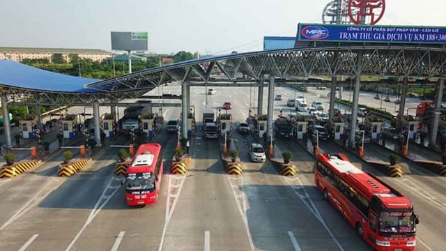 Nhiều phương tiện vẫn đi nhầm vào các lần thu phí trên cao tốc Pháp Vân - Ninh Bình - Ảnh 2.