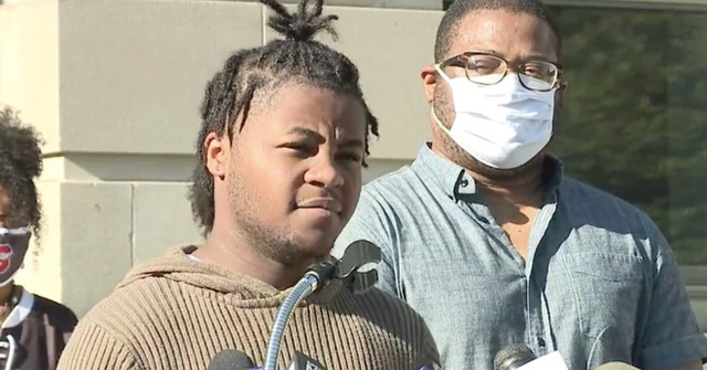 Thiếu niên da đen bị nhổ nước bọt vào mặt trong biểu tình ở Mỹ - Ảnh 1.